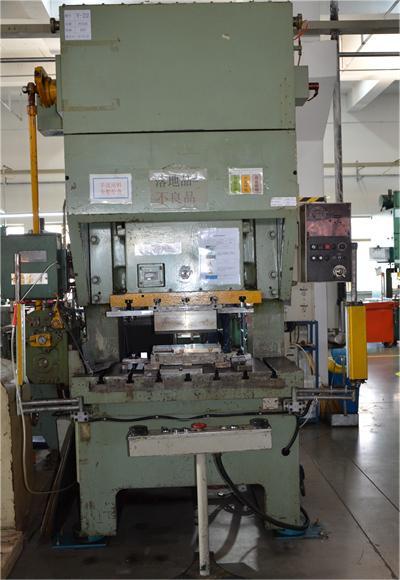 6、80T順?biāo)蜎_壓機(jī).JPG